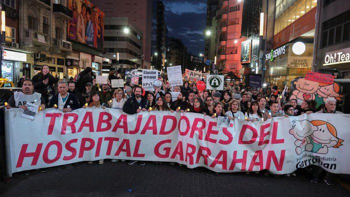 Suasana aksi solidaritas dokter dan warga Argentina di Buenos Aires menuntut pemerintah membatalkan penghematan anggaran kesehatan.
